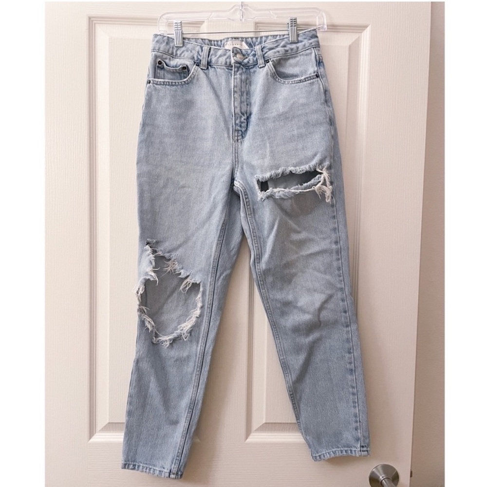 Topshop Mom Jeans. Light wash denim. Size 28.